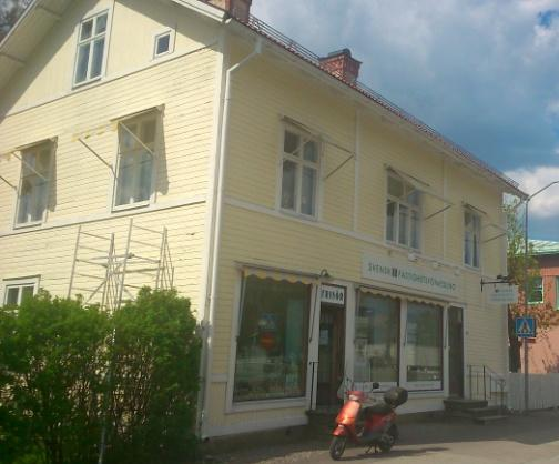 9 (21) till spontanlek. Området kring Arnebobäcken erbjuder också vissa möjligheter till spontanlek i naturmiljö. Vid en nygestaltning av torget kan delar avsättas för lekredskap.