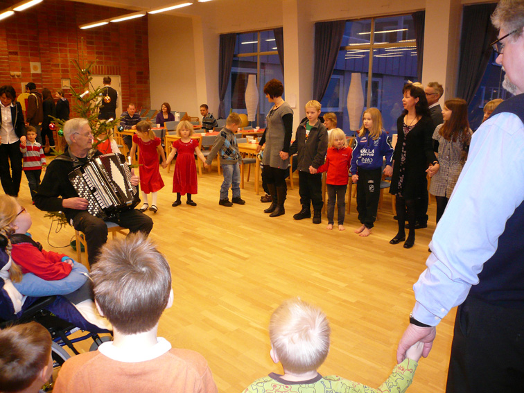 -- 3 -- Februari 2010 Rapport från Julfesten Julfesten 2010 hölls den 9/1 på Malmabergs Mötesplats och Vandrarringens barn och ungdomar (och vissa vuxna) dansade ut julen.