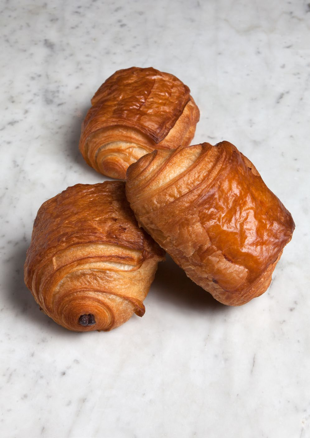 8.2 Pain au chocolat Pain au chocolat 680G WATER 1280G WHEAT FLOUR 140G SUGAR 60G YEAST 26G SALT 800G TOURRAGE BUTTER 40 CHOCOLATE STICKS Mix dough, two minutes slow and four minutes rapidly.