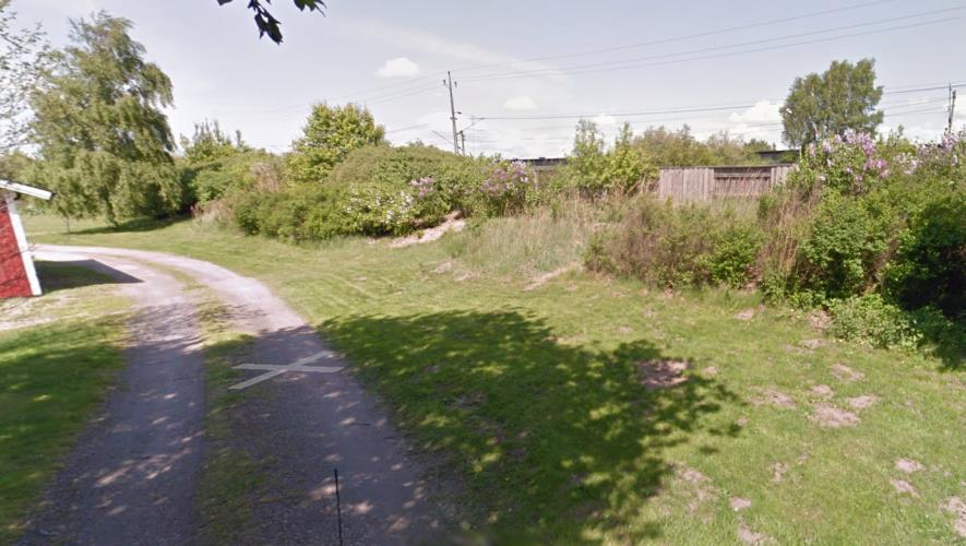 3.1.3 Bullerskärm nr 4, stugby Strandtorp. Stugby Strandtorp har i dagsläget en låg bullerskärm placerad på den en vall mot järnvägen.