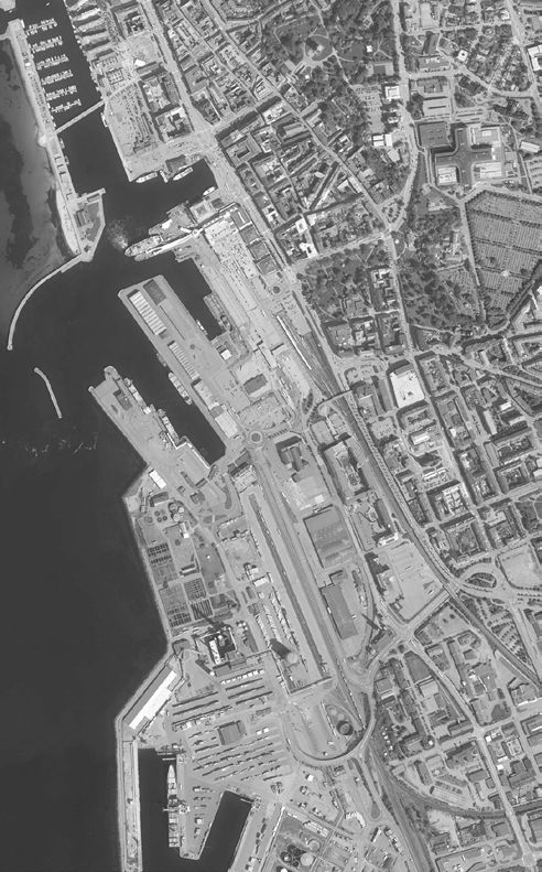 90 / Förutsättningar och konsekvenser / Bredgatan 1:1 LJUDMILJÖ I en stad finns en komplex ljudmiljö med många olika typer av ljud och buller. Buller är det som uppfattas som icke önskvärt ljud.