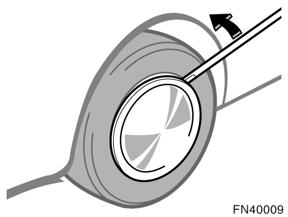 294 I EN NÖDSITUATION Blockera ett av hjulen Tag bort hjulsidan (endast stålfälgar) 2. Blockera det diagonalt motsatta hjulet så att bilen inte kan flytta sig när du lyfter upp den med domkraften.