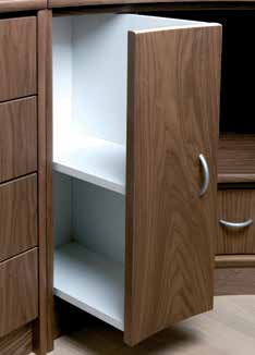 R8 1 x 121 AOK 1 x 534 HGDF NTV SIDOSKÅP ELEGANT WALNUT Walnut is highly valued wood.