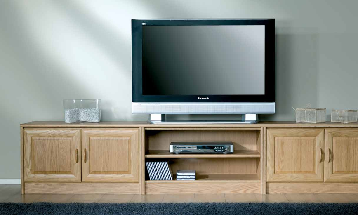 CHARACTER AND STRENGTH Oak has strong vertical grain figuring, which is beautifully highlighted on wooden doors.