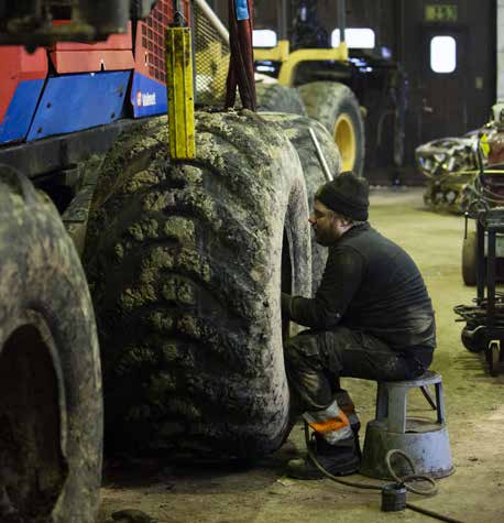 MASKINERNA Verkstad och kompetens för oss och våra grannar För att företaget ska kunna fungera väl krävs en maskinpark av hög kvalitet utan driftstopp.