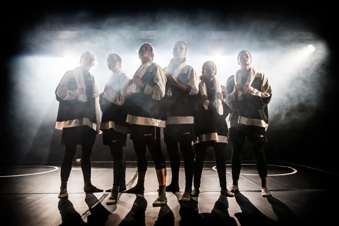 Puck Puck En dansföreställning för åk 6 PUCK är en dansföreställning som tar sig an ishockey och inspireras av dess estetik. En rå och fysisk föreställning upplagt likt en hockeymatch; i tre perioder.