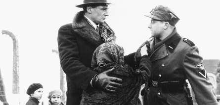 Schindlers List Schindlers List Skolbio för åk 9 Under andra världskriget driver den tyske affärsmannen Oskar Schindler en fabrik i det ockuperade Polen med judiska arbetare från Krakows getto.