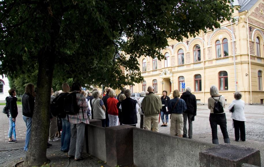 Turistbyrån erbjuder: Turistbyrån erbjuder: Stadsvandring Genom Kultur i skolan programmet kan du som klasslärare boka in en guidad