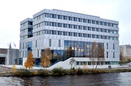 Nybyggnad av domstol i Jönköping Domstol Swedoor (JELD-WEN Sverige AB) Företaget har inte lagt till någon egen notering Byggstart januari 2010 Byggkostnad 160 mkr F-btkn Västra kajen Byggmånader 22