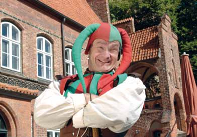 Varmt välkommen i Eulenspiegelsstan Aquí puede soltarse y volverse algo loco. No en vano, Här är du välkommen att vara lite galen!