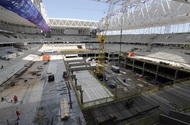 våningar 4st Bruttoarea 13000m2 Byggnadsarea 4330m2 Bruttovolym 39000m3 Nybyggnad av multifunktionsarena i Johanneshov Tele2 Arena Beklädnad av fibercement på undersida entrétak och
