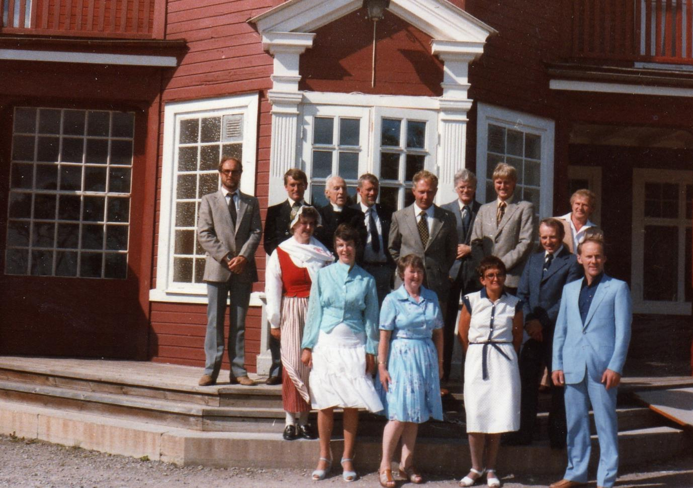 Konfirmationsträff på Ombergs Turisthotell 4 2 3 4. Lärare Carl-Olof Magnusson. Per-Ola Andersson Åsa 2. Hans Svensson Åby Västergård. Sven Evert Karlsson Lunden 3. Präst Carl Magnusson.