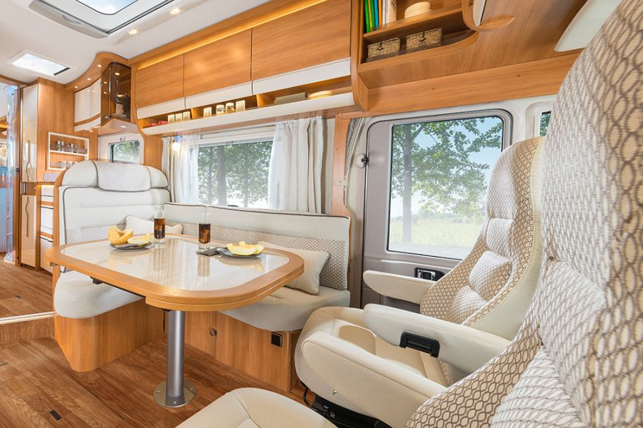 Boendekomfort Bo som innanför hemmets fyra väggar men på hjul. Sitta bekvämt Sittgruppen i B 778 SL har klädseln Paradiso.
