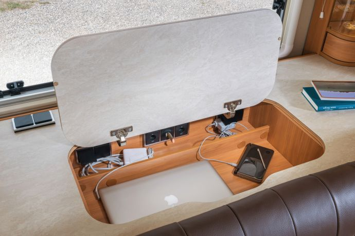 Dolt på bra sätt Modernt och effektfullt I skåpet bakom sittgruppen i bakdelen finns ett fack för bärbar dator med USB-,
