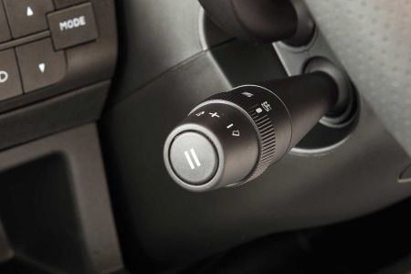 Standardutrustning Centrallåsning med radio Förardörr, ingångsdörr och båda garagedörrarna kan bekvämt öppnas och låsas med radiostyrningen på nyckeln.