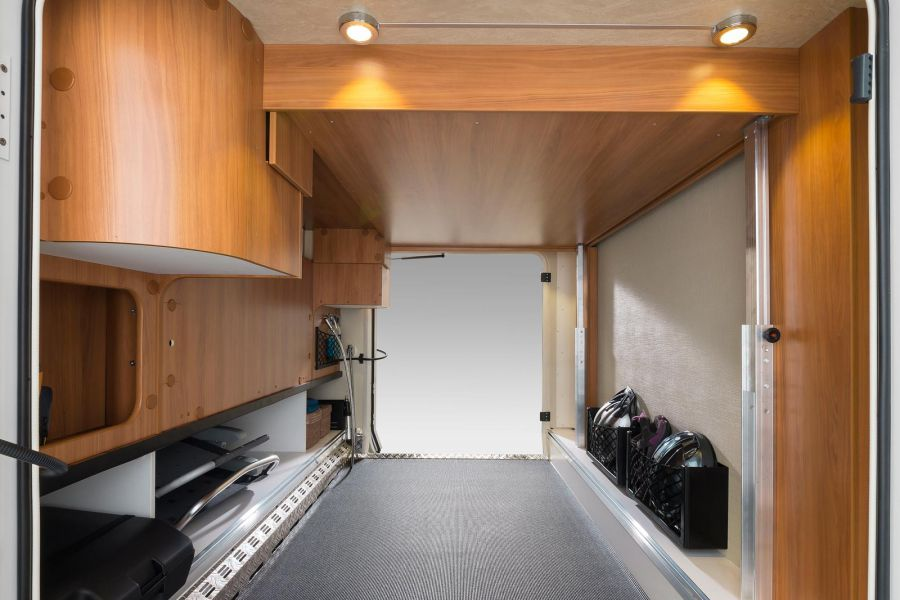 Garaget i B-SL 898 har mycket utrymme för bagage med