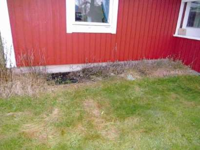 Terrängförhållanden: Trädgårdstomt med gräsytor Övrigt: Altanen är inte besiktad då den inte ingår i uppdraget. Garage/Carport: Vidbyggt garage med betongplatta på mark. Garaget är inte uppvärmt.