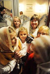 Stjärnor i mörka fönster Se, stjärnor i mörka fönster adventsstjärnor vart man ser Är himmelen här mitt ibland oss? har himmelen kommit ner?