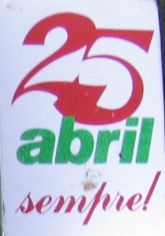 25 Abril Seifvre Nejlikornas Revolution (portugisiska: Revolução dos Cravos), var från början en militärkupp i Lissabon den 25 April 1974 som störtade regimen.