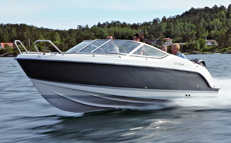 353.500:- 2.085:-/mån Uttern D57 Mer daycruiser för pengarna Den perfekta båten för dig som vill prova på båtlivet och söker en båt med fler möjligheter.