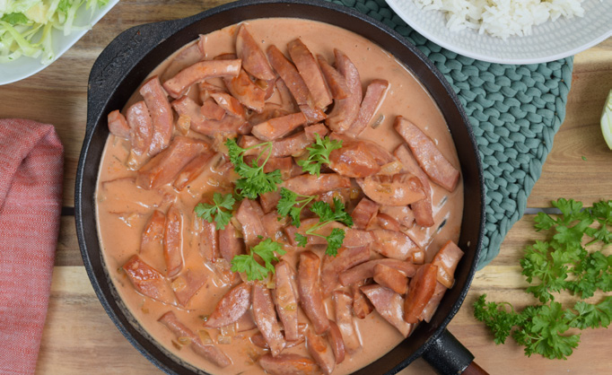 TORSDAG KORV STROGANOFF SERVERAD MED RIS 35 MIN 1. Skär falukorven i lagom stora strimlor. 2. Skala och strimla gul lök. 3. Fräs korven och löken i smör eller olja i en tjockbottnad gryta/gjutgärnsgryta.