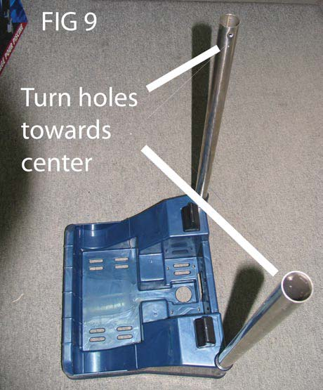 Upprepa denna process för det andra monteringsstödet. Placera vagnrören i basen med de stora hålen nedåt mot basen.