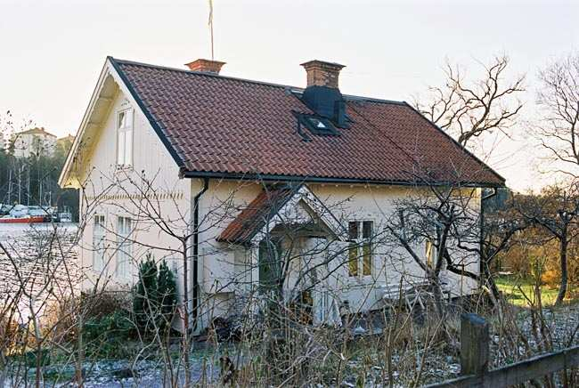 Lilla Sjövillan består av en permanentbostad, 206kvm bta. Byggnaden är grönklassad. Byggnad i en våning, inredd vind och souterrängvåning, uppförd i slutet på 1800-talet.