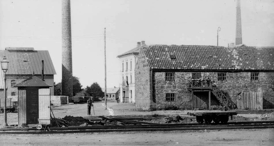 Skorstenen hör till Fabrik III.