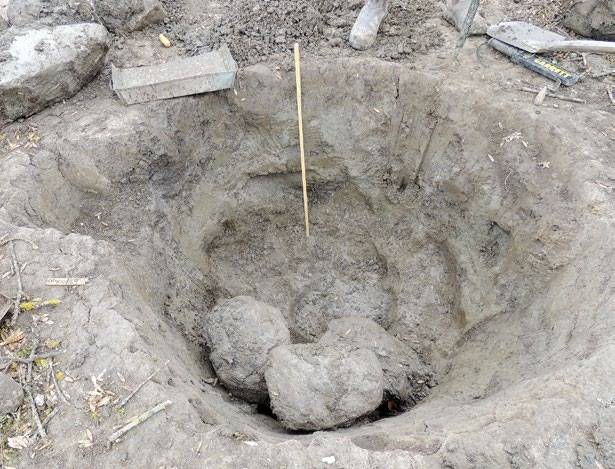 Figur 23. Tömt stolpfundament med avtryck av stolpe i botten.