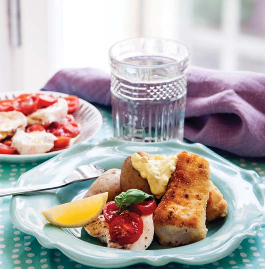 ERIKS PANERADE TORSKFILE MED REMOULADSÅS RECEPT 2 Ca 30 min Fisk Ca 600-800 gram torskfilé 2 ägg 1-1 ½ dl ströbröd* Olivolja och smör* Sallad ½ ask cocktailtomater 1 pkt mozzarella Olivolja och