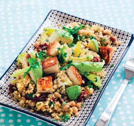 ÖRTIG BULGURSALLAD MED HALLOUMI OCH SOLTORKAD TOMAT RECEPT 4 Ca 20 min 200 gram bulgur 1 msk/ tärning grönsaksbuljong* 1 msk olivolja* ½ burk soltorkad tomat 2 msk olja från tomaterna 1 förp kikärter