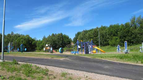 En lekplats med ett utegym, samt två fotbollsplaner finns på platsen. Bollplanerna hör till Skogshöjdens fritidsanläggning.