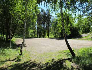 Området är stort och det finns variation i både vegetation och terräng. Formen på parken gör att vegetationen lindar in de omgivande bostäderna i grönska.