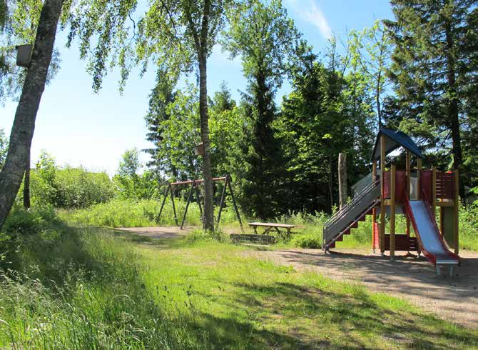 1. ASPUDDEN MINDRE PARK- OCH LEKOMRÅDE Lekpark Ca 0,3 ha D:V/1987 Natur: naturområden 1:5 000 196 Entréerna till lekplatsen är anspråkslösa och bjuder inte in till platsen.