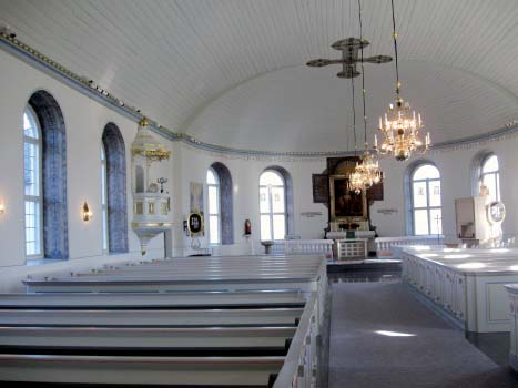 Kyrkorummet. Orgel byggd av Grönlunds i Gammelstad. Predikstol från 1850 tillverkad av Lars Hansson, Holmen, Rångedala.