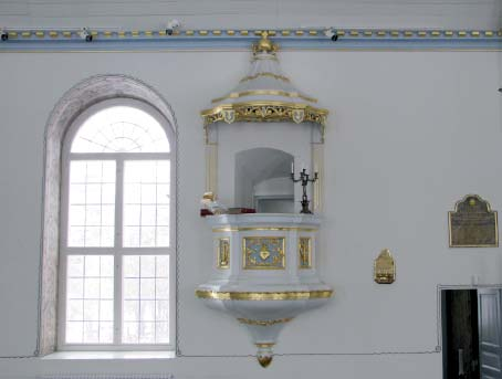 Handikappanpassningen förbättrades. inredning och utsmyckning Kyrkbänkarna och altarringen är från 1850 och restaurerade 1973.