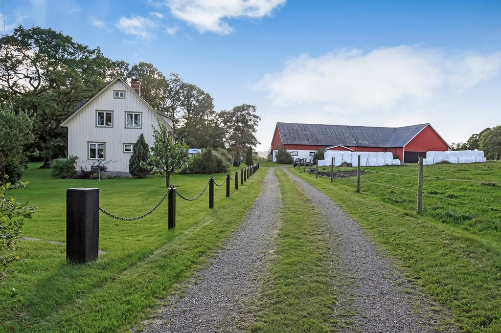 Gård i fint läge FALKENBERG RÄVIGE 5:2 En välhållen gård i vackra omgivningar för er som vill ut på landet. 20 minuter från Falkenberg. 22 hektar mark, bra byggnader med många möjligheter.