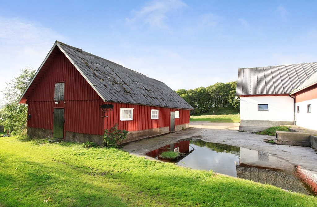 Byggnader i något varierande skick, alla är användbara om man så