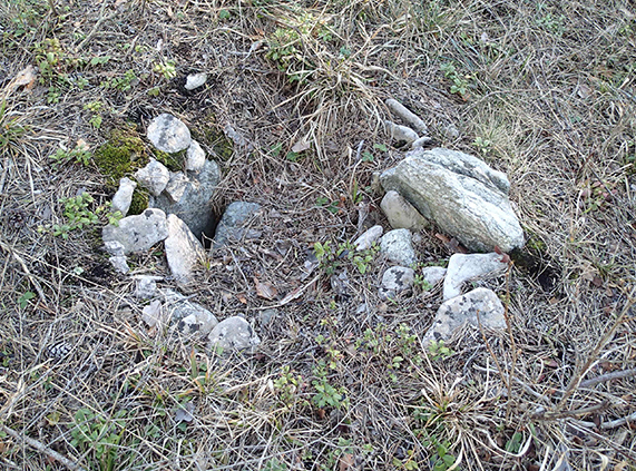 Fig 9. Rester av den skoning som tidigare suttit runt en telefonstolpe Lämningens allmänna utseende när det gäller storlek och form är gravliknande. Men framför allt dess läge motsäger denna tolkning.