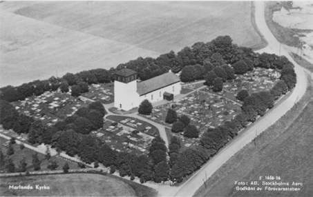 Morlanda kyrka Under renoveringsarbetet 1916 upptäcktes att delar av kyrkans skepp hade ett smalare kor. Man dokumenterade den ursprungliga formen av de cirka 1,8 meter tjocka skalmursresterna.