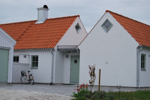 Höjdsättning En byggnad ska anpassas till terrängen och inte tvärt om. I detaljplanen föreskrivs att marknivån inte får ändras, eftersom det skulle innebära alltför stora ingrepp.