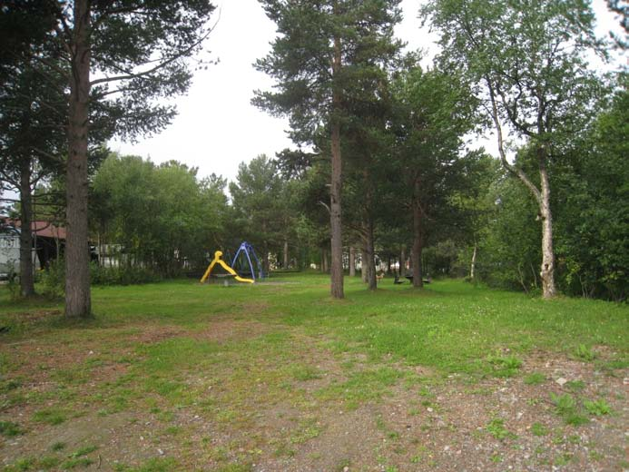 Hedvägen Nulägesbeskrivning Undangömd lekplats inne i skogen mellan två kvarter. Känns privat och ganska mysig, ingen direkt uppsikt pga. vegetation - ganska otrygg ur föräldraperspektiv.