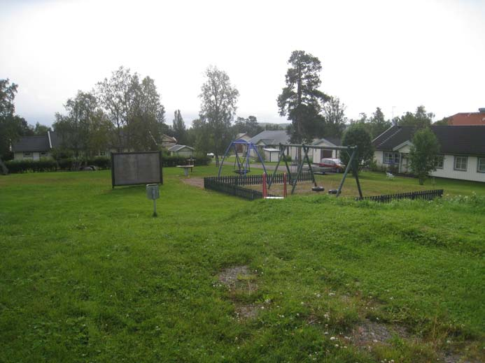 Orrvägen Nulägesbeskrivning Lekplatsen ligger bra placerat mitt i kvarteret. Ytan är öppen och boende runtomkring har bra uppsikt över platsen.