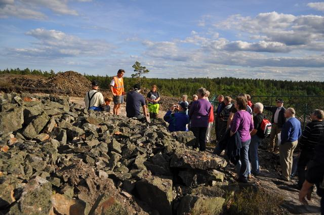 Bild 4.1. En grupp guidas vid gruvområdet av Fredrik Sandberg, arkeolog från Dalarnas museum under de arkeologiska slutundersökningarna sommaren 2010.