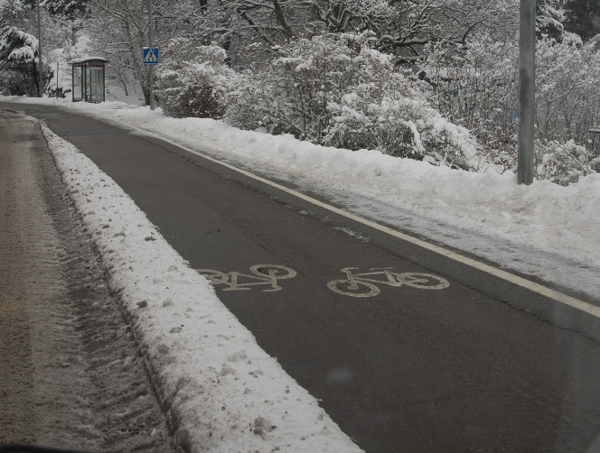 Figur 8. Skillnad i väglag på olika delar av de sopsaltade cykelstråken, vid lunchtid den 23 januari 2015.
