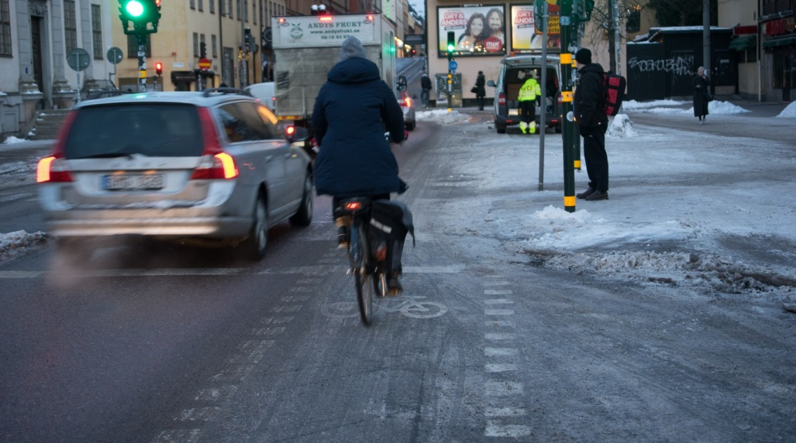 Figur 10. Varierande väglag på cykelstråket längs Götgatan den 6 februari 2015.