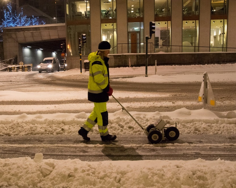 Figur 11. Snösträng efter plog i mitten på cykelbanan längs Hornsgatan, 3 februari 2015.
