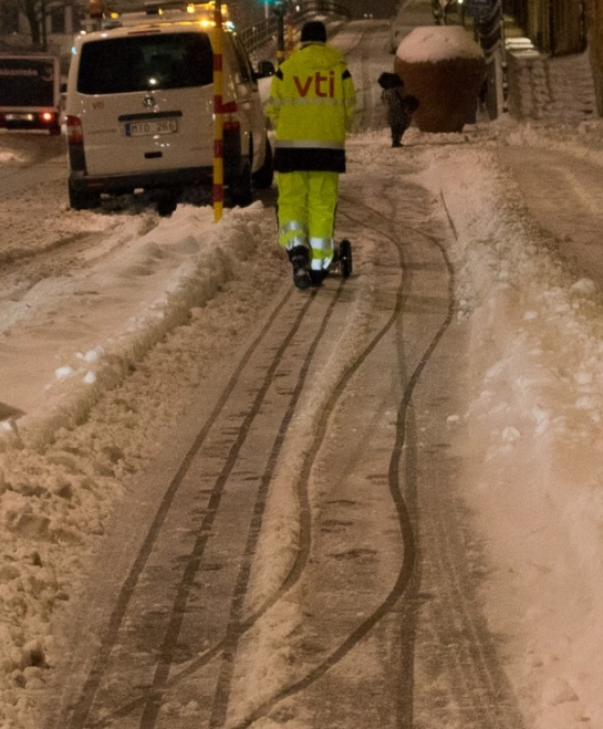 Härifrån stänkte vatten och snömodd upp på cykelbanan ibland ganska långt, något som kan bidra till utspädning av saltet och ge sänkt friktion på denna del av mätsträckan,