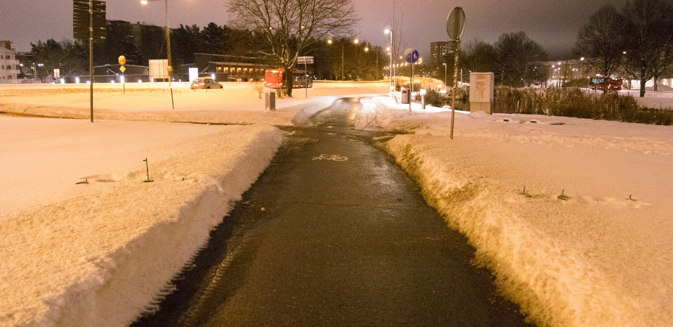 Figur 31. Cykelbanan vid Bergslagsplan efter den andra sopsaltningsåtgärden kl. 05.40, den 4 februari 2015.