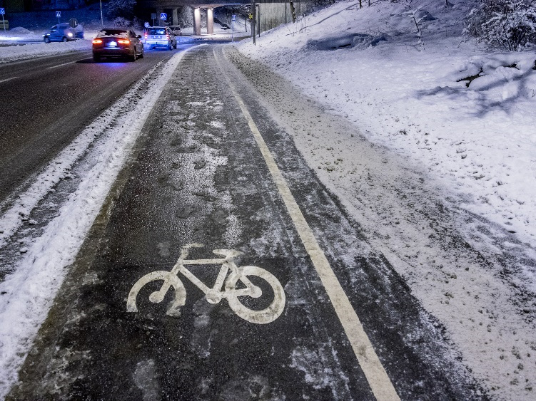 Vid flera av mättillfällena denna vinter har vi kunnat observera en större mängd snö och is på gångbanedelen jämfört med cykelbanedelen på de sopsaltade stråken, framförallt vid mätplatserna i